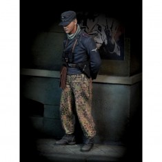 1/35 WWII German Tanker with Arms Backward