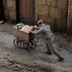 1/35 Evacuee with His Stuff