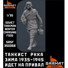 1/35 Soviet Tankman Carrying Food, Winter 1935-1945