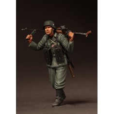 1/35 German Infantryman with Anti-tank Rifles PzB-39