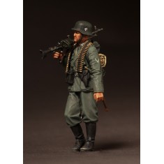 1/35 German Machine Gunner on March