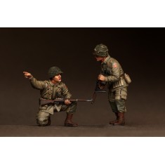1/35 WWII 82st Airborne 1 Lieutenant and Private (2 figures)