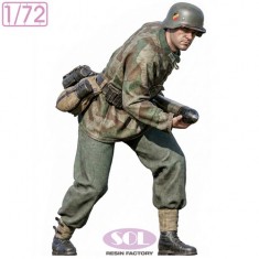 1/72 WWII German Field Artillery Loader #1