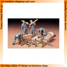 1/35 German Tank Ammo-Loading Crew Set