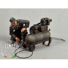 1/35 German Tank Crewman with Compressor (painting Vehicles) Summer 1943-45