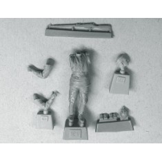1/35 Red Army Infantryman Near Truck, Summer 1943-1945 (1 Figure)