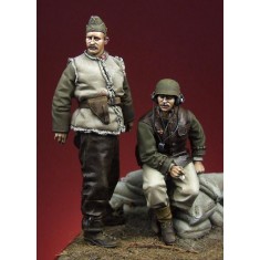 1/35 Hungarian Motorized Artillery Officer and NCO (2 Figures)