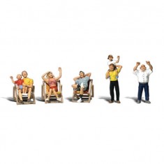 HO Scale Spectators (2 children, 1 woman, 4 men)