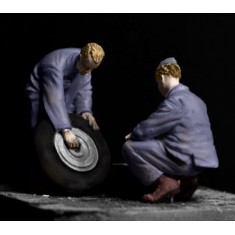 1/32 Focke-Wulf Ta 152 H-1 Tire Exchange Set (2 figures)
