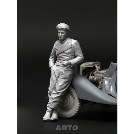 1/35 The Leaning Unteroffizier 1935/1940 1/35 The Leaning Unteroffizier 1935/1940