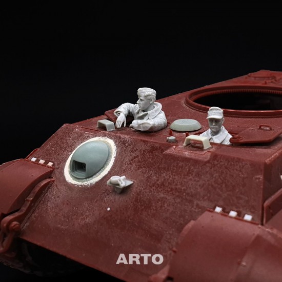 1/35 s.SS-Pz.Abt.501 Tiger-II Radio Operator and Driver 1/35 s.SS-Pz.Abt.501 Tiger-II Radio Operator and Driver