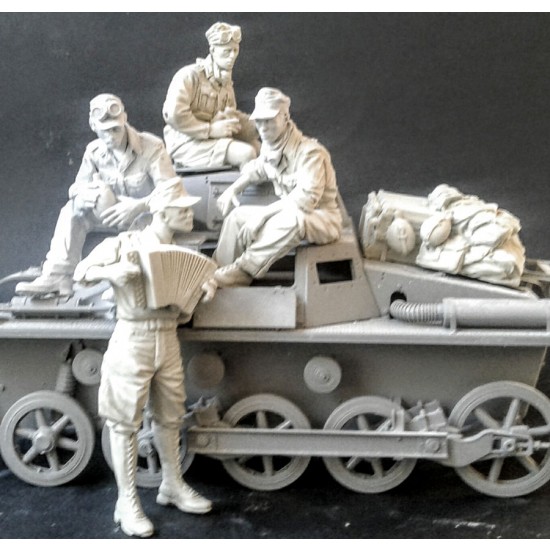 1/16 Afrika Korps Panzer Crew (4 figures) 1/16 Afrika Korps Panzer Crew (4 figures)