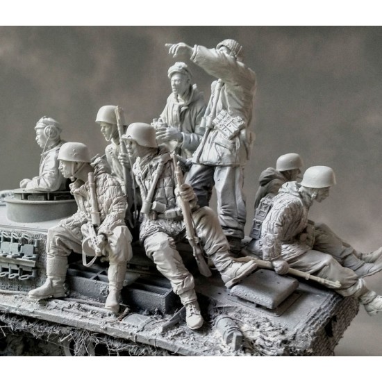 1/16 Luftwaffe Field Division Riding a Stug on the Russian Front (9 figures) 1/16 Luftwaffe Field Division Riding a Stug on the Russian Front (9 figures)