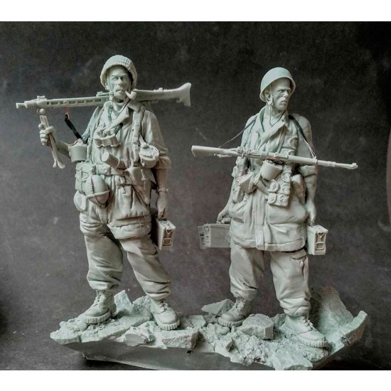 1/16 German Paratroopers with MG 42, Monte Cassino (2 figures, base, accesories) 1/16 German Paratroopers with MG 42, Monte Cassino (2 figures, base, accesories)