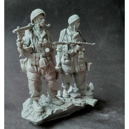 1/16 German Paratroopers with MG 42, Monte Cassino (2 figures, base, accesories) 1/16 German Paratroopers with MG 42, Monte Cassino (2 figures, base, accesories)