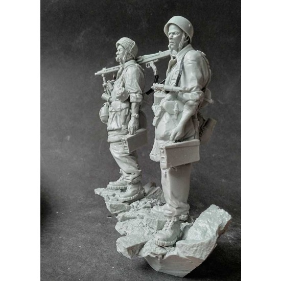 1/16 German Paratroopers with MG 42, Monte Cassino (2 figures, base, accesories) 1/16 German Paratroopers with MG 42, Monte Cassino (2 figures, base, accesories)