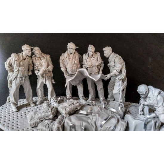 1/32 B25 Pacific Crews (6 figures w/base and accesories) 1/32 B25 Pacific Crews (6 figures w/base and accesories)