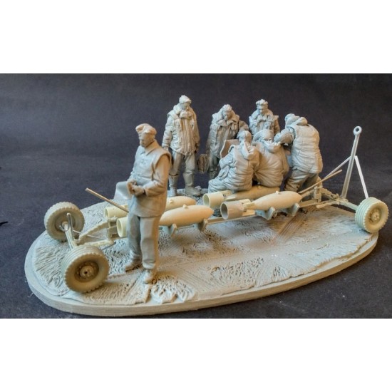 1/32 RAF Bomber Crew: 7 Figures, Bomb Trolley w/Ordnance & Base 1/32 RAF Bomber Crew: 7 Figures, Bomb Trolley w/Ordnance & Base