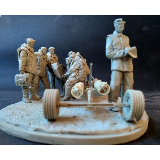 1/32 RAF Bomber Crew: 7 Figures, Bomb Trolley w/Ordnance & Base 1/32 RAF Bomber Crew: 7 Figures, Bomb Trolley w/Ordnance & Base