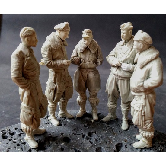 1/32 Luftwaffe Pilots in Mid-Late War Dress (5 figures) 1/32 Luftwaffe Pilots in Mid-Late War Dress (5 figures)