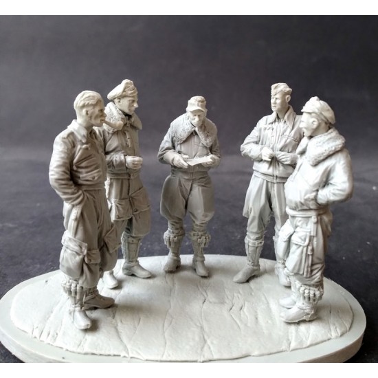 1/32 Luftwaffe Pilots in Mid-Late War Dress (5 figures) 1/32 Luftwaffe Pilots in Mid-Late War Dress (5 figures)