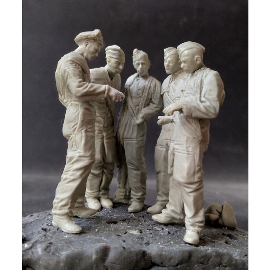1/32 Junkers Ju 87 Stuka Crews (5 figures w/map and base) 1/32 Junkers Ju 87 Stuka Crews (5 figures w/map and base)