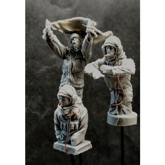 1/35 Ukrainian Bradley Crews (3 figures) 1/35 Ukrainian Bradley Crews (3 figures)