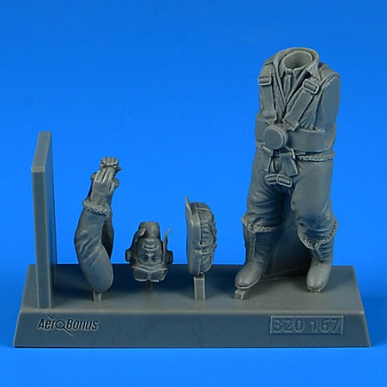 1/32 WWII RAF Bomber Pilot w/Parachute 1/32 WWII RAF Bomber Pilot w/Parachute