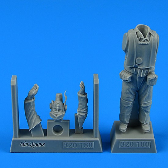 1/32 WWII US Marine Corps Pilot 1/32 WWII US Marine Corps Pilot