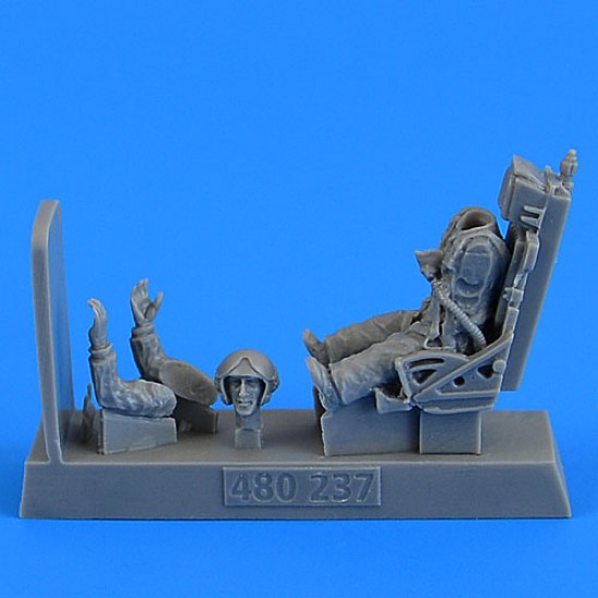 1/48 Soviet Fighter Pilot with Ejection Seat for MiG-19 Farmer for Trumpeter/Eduard 1/48 Soviet Fighter Pilot with Ejection Seat for MiG-19 Farmer for Trumpeter/Eduard