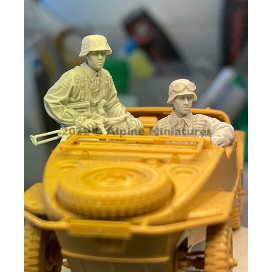 1/35 WSS Schwimmwagen Crew Set (2 figures) 1/35 WSS Schwimmwagen Crew Set (2 figures)