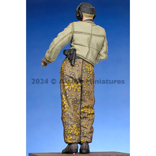 1/35 German Panzer Commander 1/35 German Panzer Commander