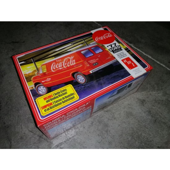 2T 1:25 Scale Model #R2AMT1173 A Coca-Cola AMT 1977 Ford Van w/Vending Machine 