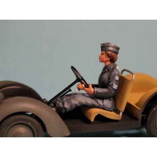 1/35 WWII German Anti-Aircraft Auxiliaries Driver Ver.2 1/35 WWII German Anti-Aircraft Auxiliaries Driver Ver.2