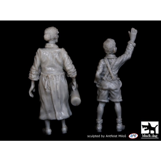 1/48 Grandmother and Grandson WWII era (2 figures) 1/48 Grandmother and Grandson WWII era (2 figures)