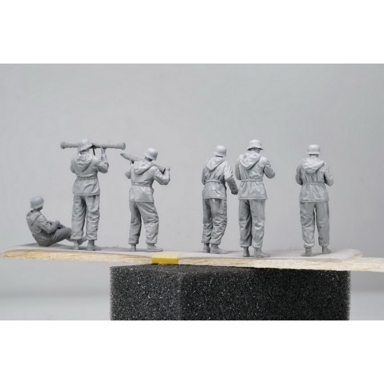 1/35 German 88mm Gun Flak 36 w/Anti-aircraft Artillery Crews (1 kit & 6 figures) 1/35 German 88mm Gun Flak 36 w/Anti-aircraft Artillery Crews (1 kit & 6 figures)