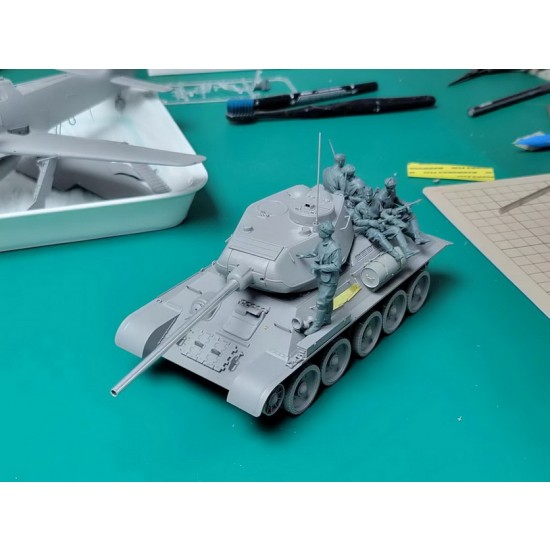 1/35 T34/85 Composite Turret 112 Plant w/5 Figures 1/35 T34/85 Composite Turret 112 Plant w/5 Figures