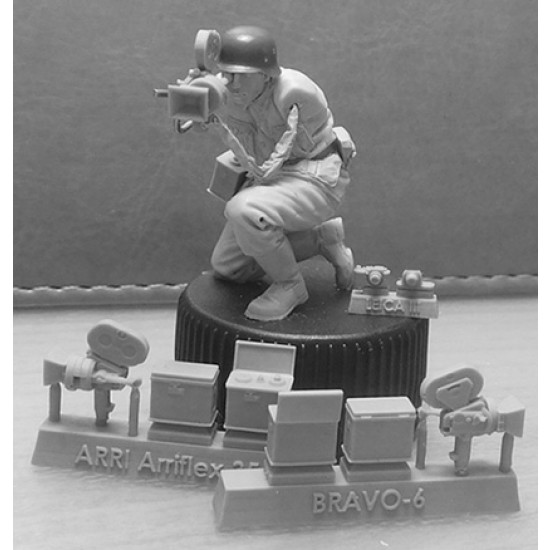 1/35 Kriegsberichter w/Arriflex 35mm Reflex Motion Picture Camera 1/35 Kriegsberichter w/Arriflex 35mm Reflex Motion Picture Camera