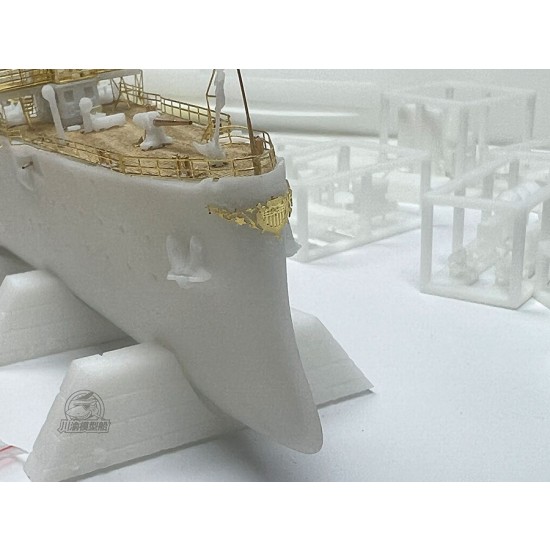 1/350 USS Chester Reconnaissance Cruiser Assembly Ship Kit 1/350 USS Chester Reconnaissance Cruiser Assembly Ship Kit
