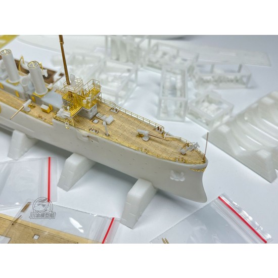 1/350 USS Chester Reconnaissance Cruiser Assembly Ship Kit 1/350 USS Chester Reconnaissance Cruiser Assembly Ship Kit