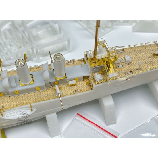 1/350 USS Chester Reconnaissance Cruiser Assembly Ship Kit 1/350 USS Chester Reconnaissance Cruiser Assembly Ship Kit