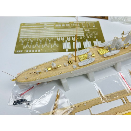1/350 USS Chester Reconnaissance Cruiser Assembly Ship Kit 1/350 USS Chester Reconnaissance Cruiser Assembly Ship Kit