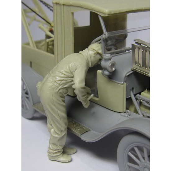 1/35 Mechanic for Motorcycles & Ford Model T 1/35 Mechanic for Motorcycles & Ford Model T