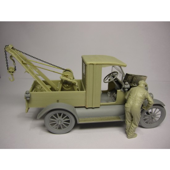 1/35 Mechanic for Motorcycles & Ford Model T 1/35 Mechanic for Motorcycles & Ford Model T