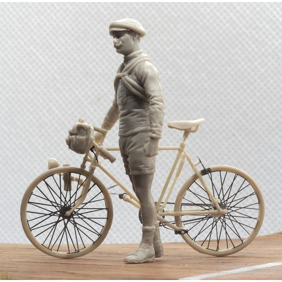 1/35 Bianchi Racing Bicycle with Cyclist from Early 1900s 1/35 Bianchi Racing Bicycle with Cyclist from Early 1900s