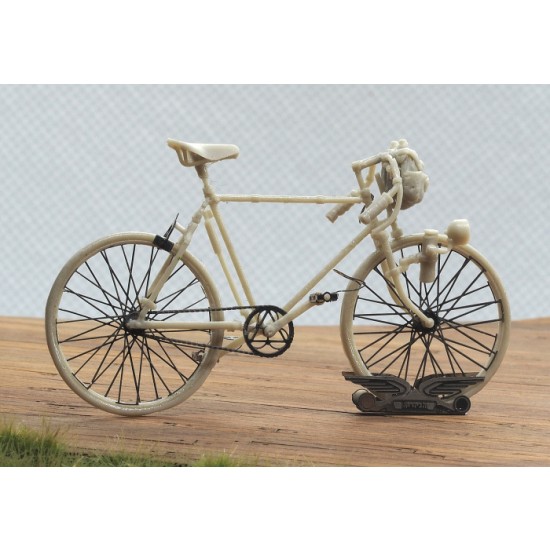 1/35 Bianchi Racing Bicycle with Cyclist from Early 1900s 1/35 Bianchi Racing Bicycle with Cyclist from Early 1900s