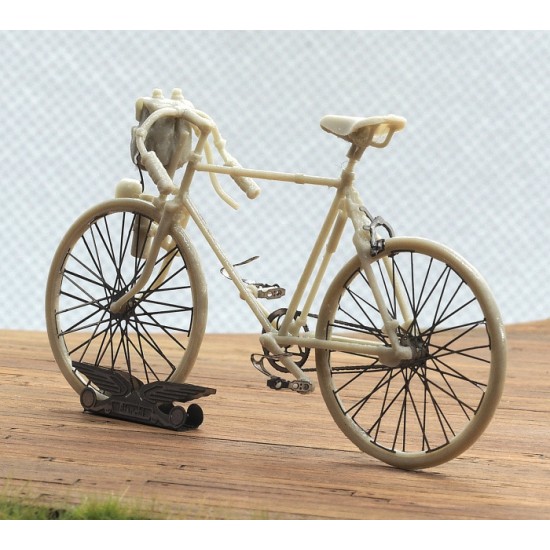 1/35 Bianchi Racing Bicycle with Cyclist from Early 1900s 1/35 Bianchi Racing Bicycle with Cyclist from Early 1900s