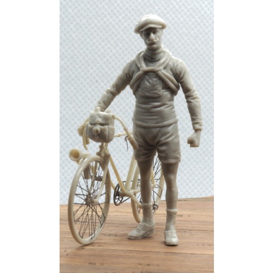 1/35 Bianchi Racing Bicycle with Cyclist from Early 1900s 1/35 Bianchi Racing Bicycle with Cyclist from Early 1900s
