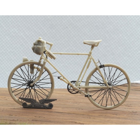 1/35 Bianchi Racing Bicycle with Cyclist from Early 1900s 1/35 Bianchi Racing Bicycle with Cyclist from Early 1900s