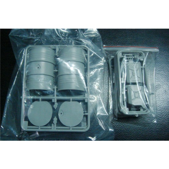 1/16 WWII German 20L Jerry Can & 200L Fuel Drum Set 1/16 WWII German 20L Jerry Can & 200L Fuel Drum Set